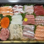 花京院市場 - 13種類のネタがビッシリヾ(〃^∇︎^)ﾉ