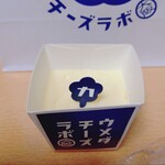ウメダチーズラボ - スプーンで食べるチーズケーキカマンベールチーズ322円（2025年12月）