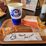 Familier cafe - 生ビールに柿ピー、チーズポテトフライ