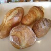 パンピュール - 左：めんたいフランス260円、奥：シェルフランス160円、右：オーナッツ・プチパン160円、前：いちじくフランスパン（プチ）180円　　