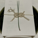 Ecru 117 - 白と金の水引で作った馬