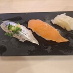 すしざんまい匠 - いわしと、サーモンの握りです。