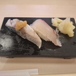 すしざんまい匠 - 炙り〆さばと、しまあじの握りです。