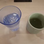 すしざんまい匠 - お冷とあがり(お茶)です。