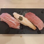 すしざんまい匠 - カマトロ、大トロ、ズワイガニの握りです。