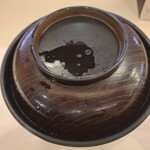 すしざんまい匠 - 鯛のアラ入りの味噌汁の入った容器です。