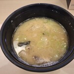 すしざんまい匠 - 鯛のアラ入りの味噌汁です。