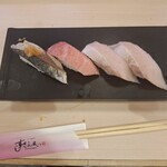 すしざんまい匠 - 炙り〆さば、大トロ、鰤トロの握りです。