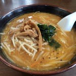 みんぱい - みそ…にんにくが効いてる。基本がしっかりしているラーメン。