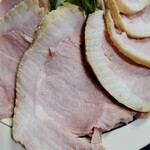 ラーメン 末廣家 - 焼き方はレア。赤身の部分にはサシが入りとろける旨さ♪