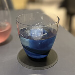 プレゼンテ スギ - 水グラス 
      ハーブティーを凍らせた青く美しい地球のような氷