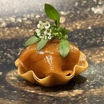 プレゼンテ スギ - ⑤千葉の魅力   お皿チバニアンのイメージ
      房総　伊勢海老塩麹
      殻のパウダーの生ホワイトチョコレート
      海老の濃縮ミソのシート　ゼラチン
      アリッサム