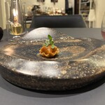 プレゼンテ スギ - ⑤千葉の魅力   お皿チバニアンのイメージ
      房総　伊勢海老塩麹
      殻のパウダーの生ホワイトチョコレート
      海老の濃縮ミソのシート　ゼラチン
      アリッサム