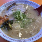 金龍ラーメン - ラーメン800円税込　ニラとキムチは無料トッピングでニラは結構辛め、キムチは酸味強め
