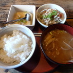 Shougaryourishouga - 牛肉のサラダ、玉子豆腐、ご飯、味噌汁