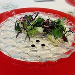 ラ・グランターブル ドゥ キタムラ - 愛知産の鳥貝と蛤、鹿児島産の夜光貝をあしらったカリフラワーのサラダ仕立て。