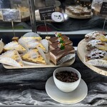 オールデイ ダイニング - 『チョコとイチゴのケーキ』と『チーズタルト』と『リンゴとナッツとアールグレイのタルト』です。どれも美味しそうでした｡