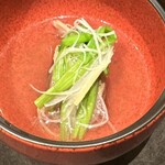 プレゼンテ スギ - ⑭鴨　青首鴨(真鴨雄)
      鴨コンソメスープ　鴨血液+レバーのミンチ
      千葉県産の長葱、生姜、セリ　
      コンソメスープで10秒火入れ
      和食に見えるフレンチの技法