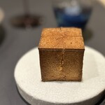 プレゼンテ スギ - ⑬立方体　
      金型から取り出したばかりの外側がカリカリのパン