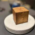 プレゼンテ スギ - ⑬立方体　
      金型から取り出したばかりの外側がカリカリのパン