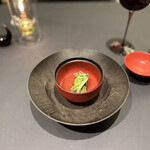 プレゼンテ スギ - ⑭鴨　青首鴨(真鴨雄)
      鴨コンソメスープ　鴨血液+レバーのミンチ
      千葉県産の長葱、生姜、セリ　
      コンソメスープで10秒火入れ
      和食に見えるフレンチの技法