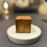 プレゼンテ スギ - ⑬立方体　
      金型から取り出したばかりの外側がカリカリのパン