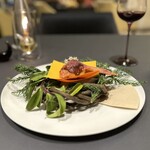 プレゼンテ スギ - ⑯キメラ
      千葉県産錦爽どり手羽肉+印旛沼産すっぽんのミンチ+猪
      Sugiの魔法の粉　
      紫キャベツ+2%塩　発酵　乾燥
      ニラの花