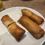 愛群 - 分けやすいようにカットしてくれた春巻き