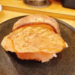 魚心 - 炙りとろサーモン330円