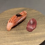 プレゼンテ スギ - ⑲ 杉寿司TYPE-S  千葉県産金目鯛  3〜5年物魚醤　
      赤ワイン•蜂蜜•金目鯛ヒレエキスソース
      海苔とトリュフの佃煮  2㎜ overコシヒカリ ローゼルビネガー　新生姜ブルーベリービネガー