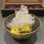 プレゼンテ スギ - ㉓泡・氷・焦げ・生
      刻んだみかん　みかんのムース　
      砕いた丸ごとみかん氷
      焦がした皮　飴のフィルム