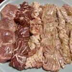 味楽苑 本店 - 新鮮豚顔面盛 3,000円
                                前日までの予約制
                                タン、カシラ、面脂、軟口蓋、鼻