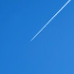 欧風手創り洋菓子パン工房 ガトーサンマリノ - 『師走の碧空に白い二本線を描く飛行機雲』