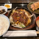炭火庵 ゆう膳 - 牛サガリ鉄板定食 950円、トッピング唐揚げ +160円