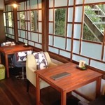 ハコ テ アコ - 窓際のテーブル席