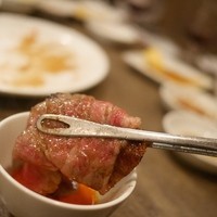 うしごろバンビーナ 恵比寿本店 - サーロインのすき焼きは卵につけて食べる