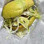 モスバーガー 天童店 - 撮影下手で見た目モンスター化したグリーンバーガー
