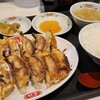 餃子の王将 - 餃子定食(税込990円)
①餃子(2人前)【12個】《選択:大蒜無》②中華スープ(溶き玉子&刻み青葱入り)③白ご飯④搾菜
良い塩梅のボリューム、ややジャンクぽい味わい、白ご飯が進みます