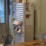 錦糸町中華そば さん式 - 店入口の食券機