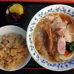 新華楼 - 料理写真:ワンタンメンに半チャーハン