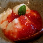 月見里 - 杏仁豆腐風ゼリー・苺ソース