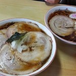 星の家 - 「チャーシュー麺 並 (1000円)」＋「トロコブ (50円)」と「南京ラーメン 並 (600円)」
            