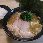 チャーシューメン 800円（味ふつう・油多め・麺かため）＋ライス130円
