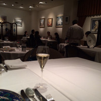 ル・ジャンティオム - 店内は絵画がいっぱい
