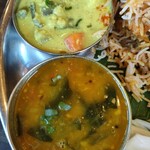アーンドラ・ダイニング - ほうれん草レンティルとカリフラワーなどのアヴィヤル