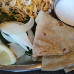 アーンドラ・ダイニング - オニオンスライスとチャパティ