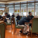 レストラン 水仙 - 店内はテーブル席のみで、席に着く前に入り口で注文と支払いを済ませるスタイルです。料理が出来上がると席まで持ってきてもらえます。