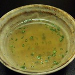 岡半 - 　しゃぶしゃぶのスープで調理した〆のスープです。