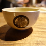 温石 - 徳川の家紋入り天目茶碗