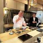登喜和鮨 - アナゴの秘伝のタレをプレゼン！